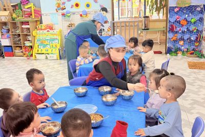 Trong môi trường giáo dục mầm non, mỗi bữa ăn của trẻ đều là một phần quan trọng giúp các con lớn lên khỏe mạnh, thông minh và hình thành thói quen dinh dưỡng tốt ngay từ nhỏ.  Tại trường, các bé được ăn uống đủ chất – đúng giờ – hợp vệ sinh, được cô giáo hướng dẫn kỹ năng tự lập và biết yêu thích bữa ăn của mình.  🌿 Nhà trường rất mong tiếp tục nhận được sự đồng hành của quý phụ huynh để cùng chăm sóc bữa ăn và sức khỏe cho các con thật tốt mỗi ngày.  💛 Một bữa ăn trọn vẹn hôm nay – là nền tảng vững chắc cho tương lai của trẻ mai sau.