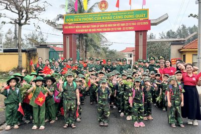 Nhân kỷ niệm Ngày thành lập Quân đội Nhân dân Việt Nam 22/12, tập thể cán bộ, giáo viên và các em học sinh trường Mầm Non 18/3 xin trân trọng gửi lời chúc mừng đến lãnh đạo và các chú bộ đội Đồn Biên phòng Cửa khẩu Cảng Dung Quất.  Xin cảm ơn các đồng chí lãnh đạo, cán bộ, chiến sĩ của Đồn đã nhiệt tình đón tiếp, hướng dẫn chu đáo, tạo điều kiện để các cô và các em học sinh được tham quan, trải nghiệm thực tế, tìm hiểu về nhiệm vụ bảo vệ chủ quyền, an ninh biên giới biển, cũng như truyền thống vẻ vang của Bộ đội Biên phòng Việt Nam.  Chuyến tham quan không chỉ mang lại những kiến thức bổ ích mà còn góp phần giáo dục lòng yêu nước, tinh thần tự hào dân tộc, giúp các em học sinh thêm kính trọng và biết ơn những người lính đang ngày đêm bảo vệ Tổ quốc.  Kính chúc các đồng chí cán bộ, chiến sĩ Đồn Biên phòng Cửa khẩu Cảng Dung Quất luôn mạnh khỏe, hoàn thành xuất sắc nhiệm vụ được giao và tiếp tục là điểm tựa vững chắc cho nhân dân vùng biển đảo.  Xin trân trọng cảm ơn!