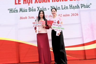 🌸 HIẾN MÁU NHÂN ĐẠO – NGHĨA CỬ CAO ĐẸP 🌸  Sáng nay, hưởng ứng Lễ hội Xuân Hồng 2026 với thông điệp “Hiến máu đầu xuân – Nhân lên hạnh phúc”, 03 cô giáo Trường Mầm non 18/3 đã tích cực tham gia hiến máu nhân đạo, chung tay sẻ chia vì sức khỏe cộng đồng.  Mỗi giọt máu cho đi là một nghĩa cử cao đẹp, thể hiện tinh thần nhân ái, trách nhiệm và tấm lòng yêu thương con người. Hành động đẹp của các cô không chỉ góp phần cứu giúp người bệnh mà còn lan tỏa mạnh mẽ thông điệp sống nhân văn, giàu lòng sẻ chia đến đồng nghiệp, phụ huynh và các em nhỏ.  🌼 Xin trân trọng ghi nhận và biểu dương nghĩa cử cao đẹp của các cô giáo Trường Mầm non 18/3 – những tấm gương sáng về lòng nhân ái trong ngành giáo dục.  ❤️ Hiến máu cứu người – Một nghĩa cử cao đẹp, một hành động nhỏ, ý nghĩa lớn