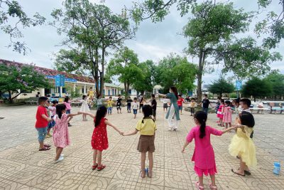 CÔ VÀ TRÒ CÁC CHÁU LỚP 5-6 TUỔI HOẠT ĐỘNG THĂM QUAN TRƯỜNG TIỂU HỌC BÌNH THUẬN